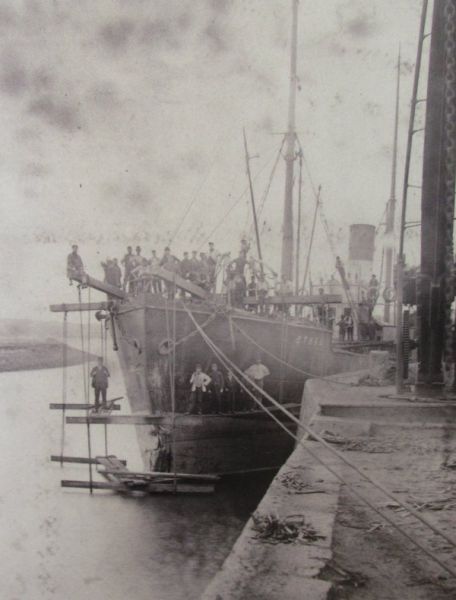 Hayle docks - scaffolding on ship's hull
